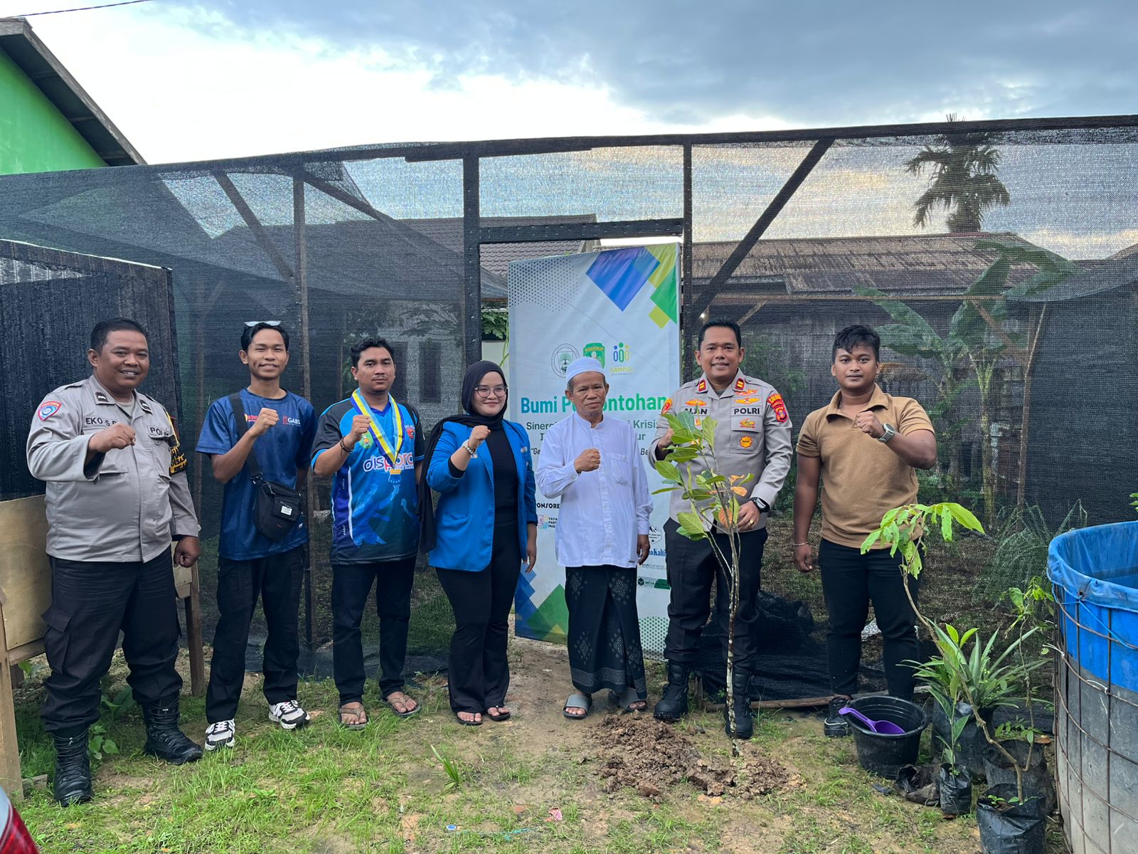 Yayasan Bersama Peduli Kutim Tanam Pohon dan Serahkan Lahan Kebun Percontohan di Sangatta Utara